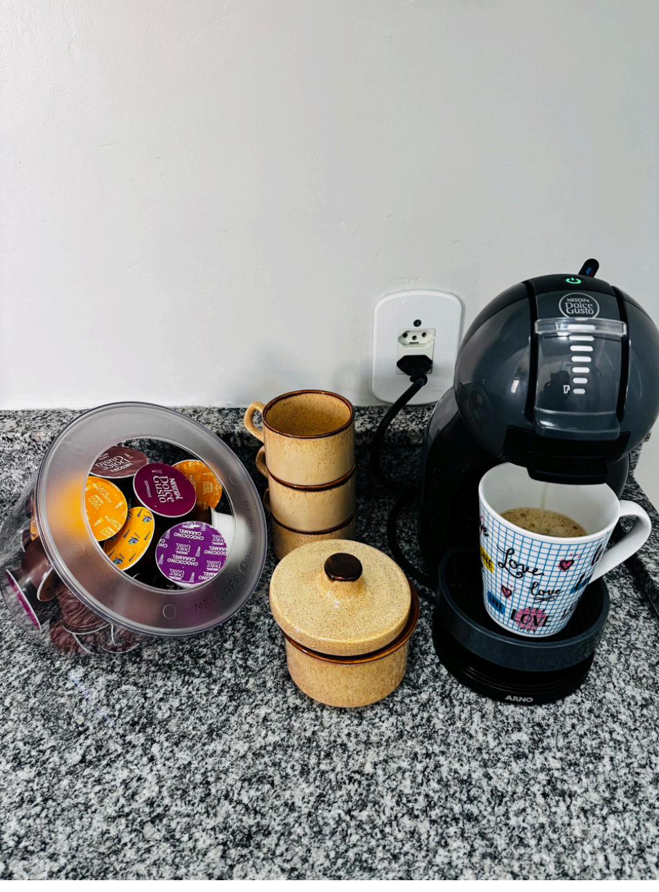 Canto do café com máquina Dolce Gusto no Salus Coworking