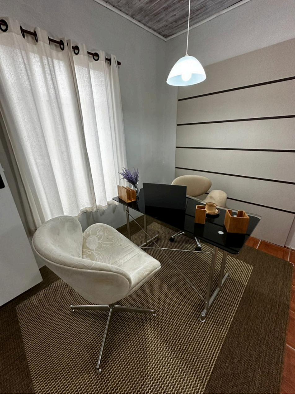 Sala de Atendimento 2 — espaço mobiliado no Salus Coworking